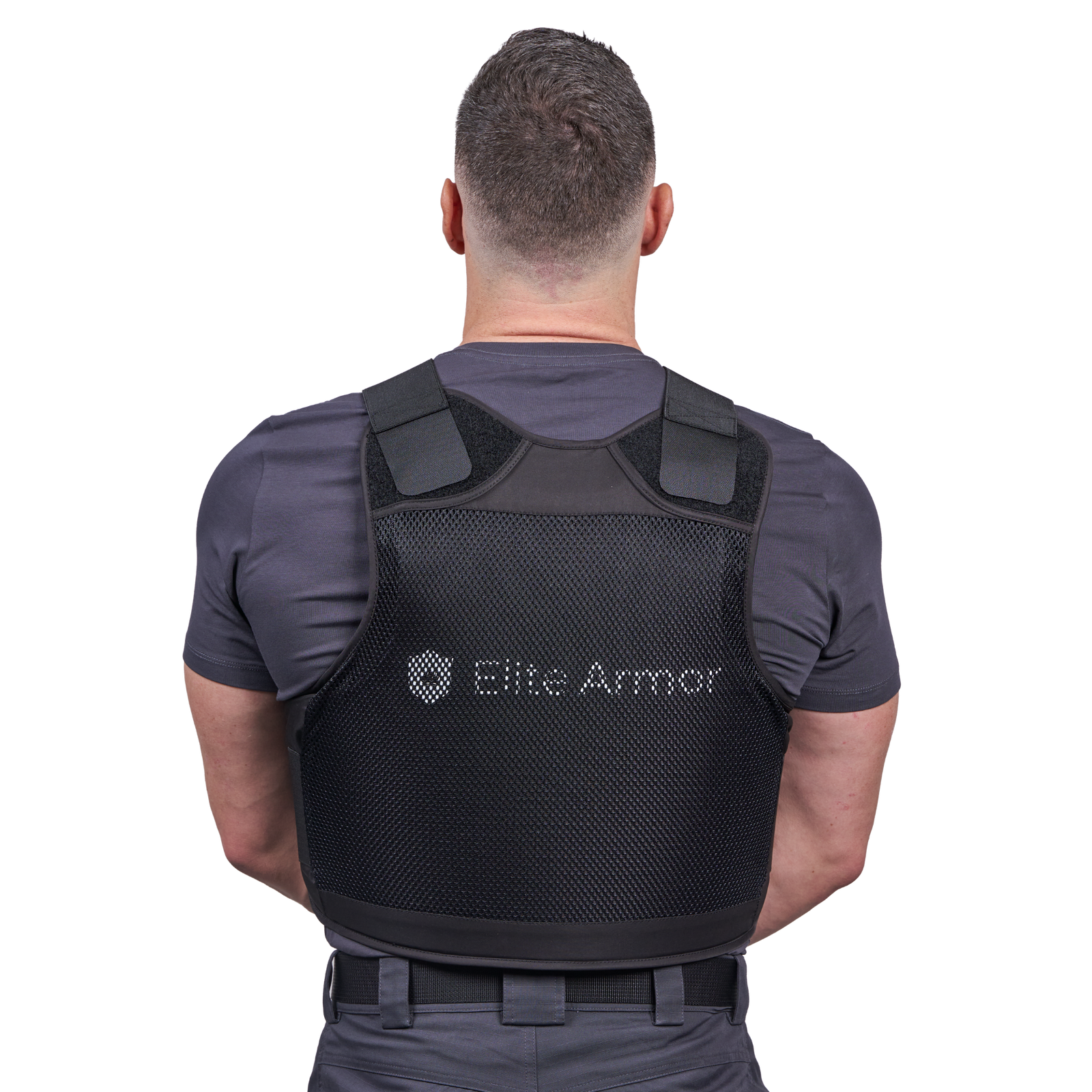 Mand iført RX2 stik og skudsikker vest set fra ryggen