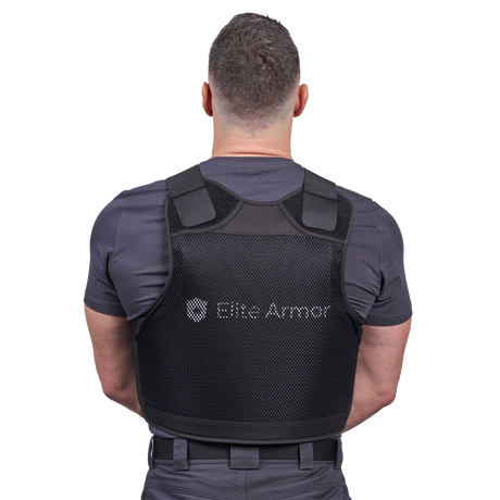 Mand iført RX2 stik og skudsikker vest set fra ryggen