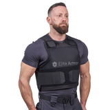 Mand iført RX2 stik- og skudsikker vest set let skråt forfra