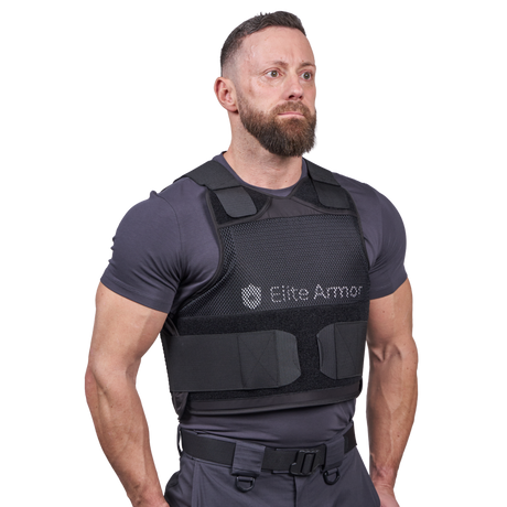 Mand iført RX2 stik- og skudsikker vest set let skråt forfra