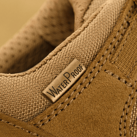 Tactical Sneakers Demi-Season – Let og komfortabel, nærbillede af vandtæt label på moderne, lette sko i ruskind og Cordura.