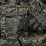 Camouflageudstyr med militærhandsker, viser M-Tac Patch Emoji #20 klar til brug. Taktisk udstyr med Velcro-fastgørelse.