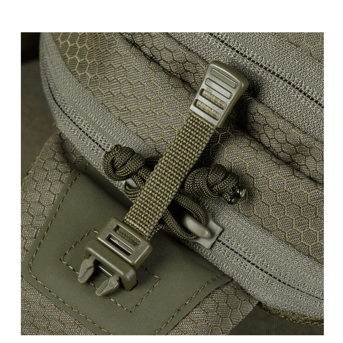 Nærbillede af M-Tac Buckler Taske Elite Hex materiale og lynlås i Hex-Cordura med MOLLE-system
