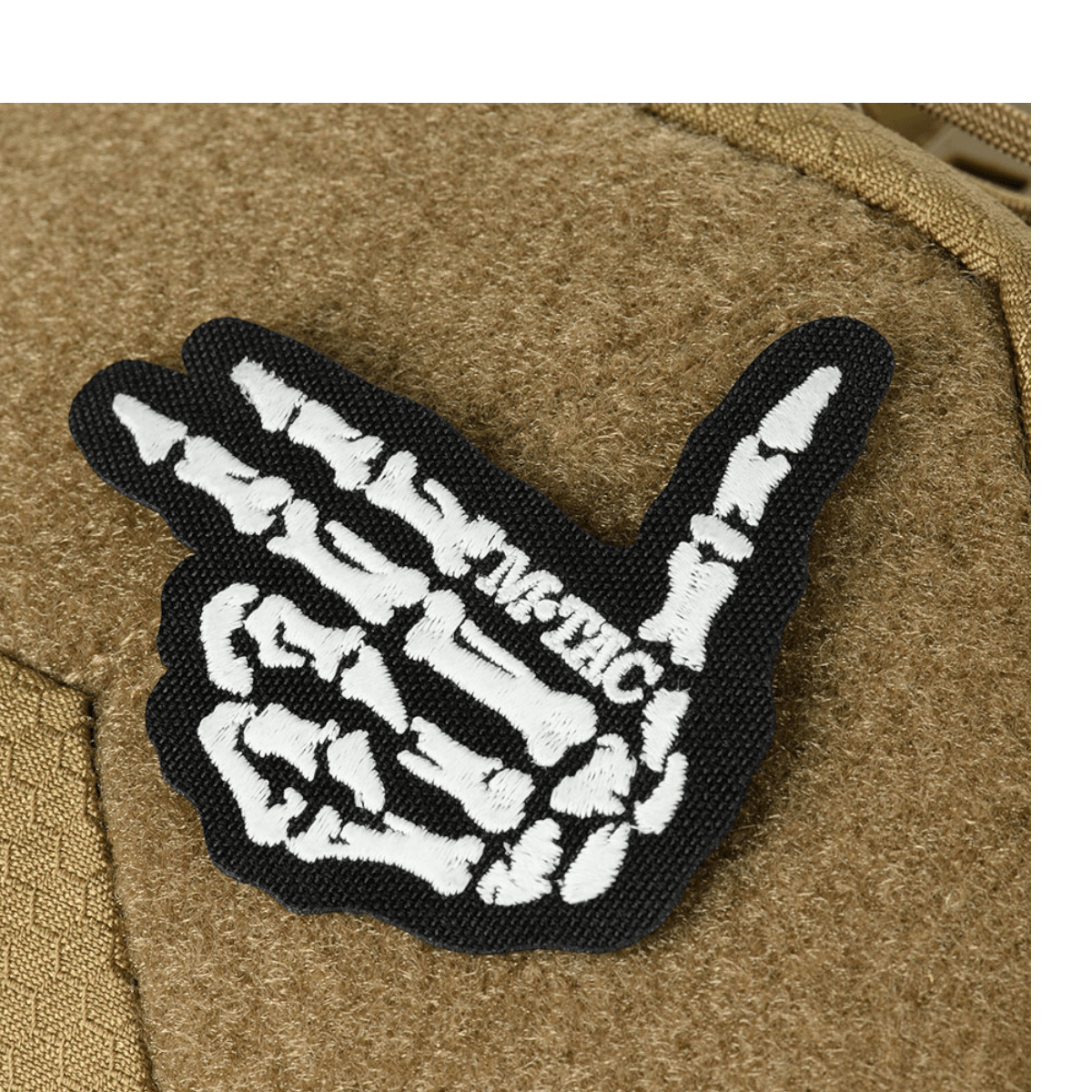 M-Tac Buckler Taske Elite Hex med skelet hånddesign på Hex-Cordura taskeoverflade i sort og brun farvekombination.