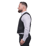 Mand iført Elite Armor VIP Stik & Skudsikker vest set i profil fra siden