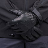 EA V.I.P snitsikre handsker set tæt på model