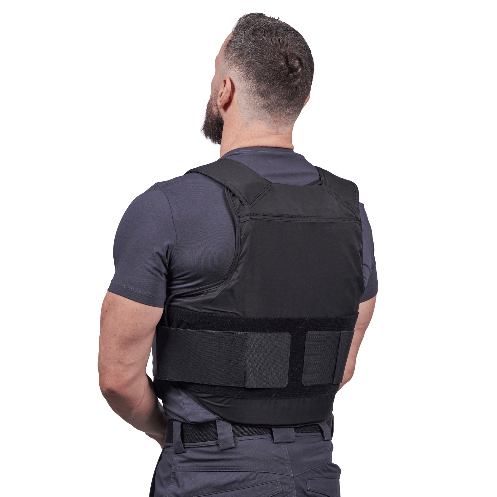 Mand iført Xtreme stik og skudsikker vest set forfra fra ryggen med fokus på velcro lukningen