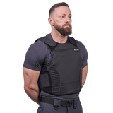 Mand iført Xtreme stik og skudsikker vest set forfra i vinkel